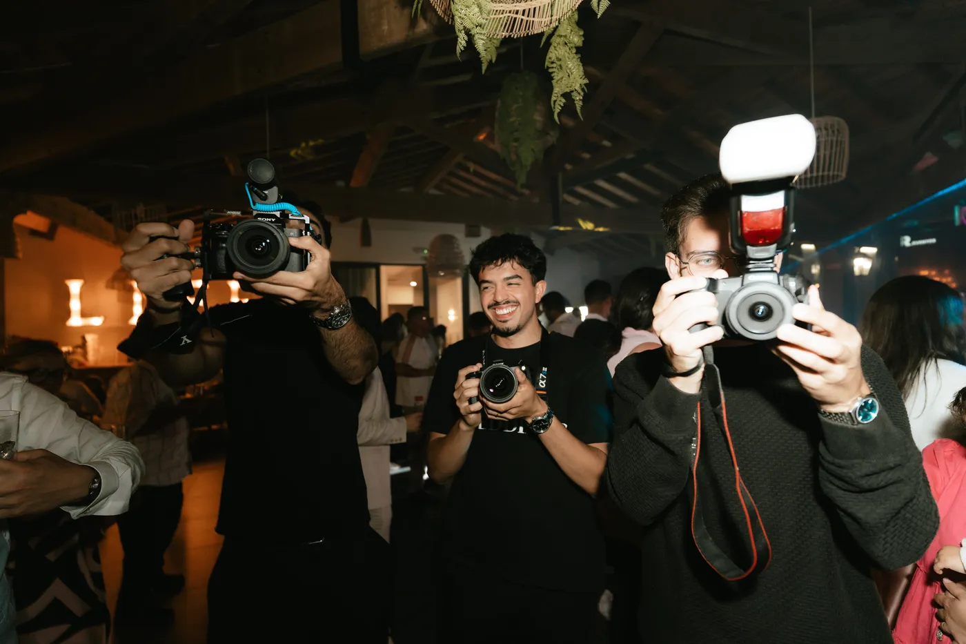 Dois fotógrafos da equipa em trabalho durante a festa