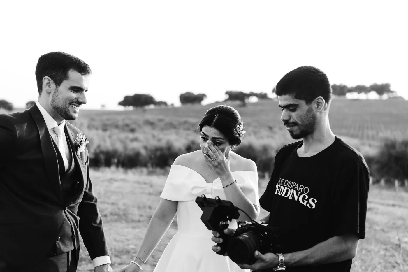 Fotógrafo a acompanhar os noivos numa sessão de campo