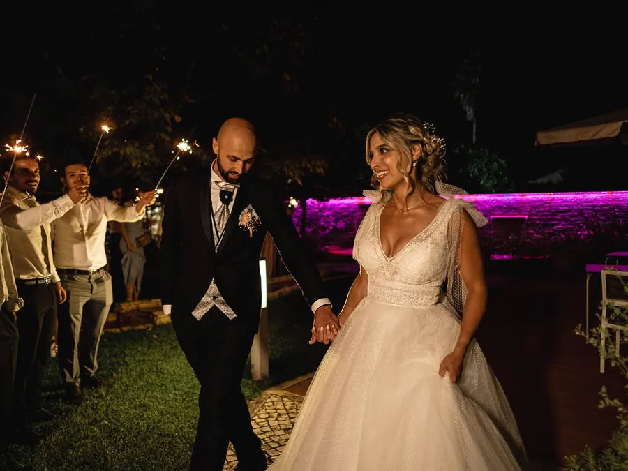 Mauro e a mulher entre convidados com faíscas