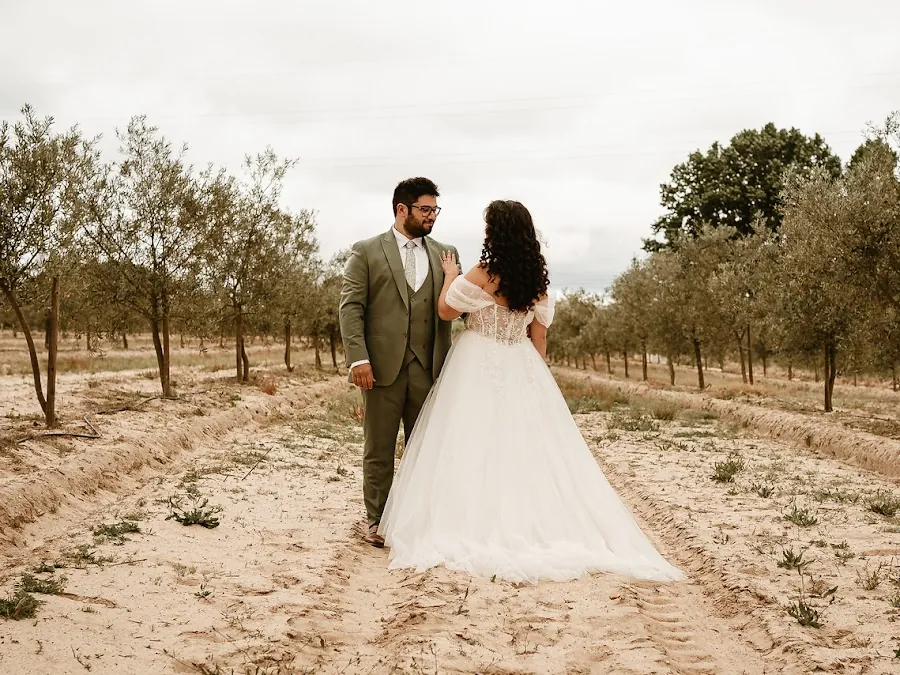 Mónica e o marido num olival